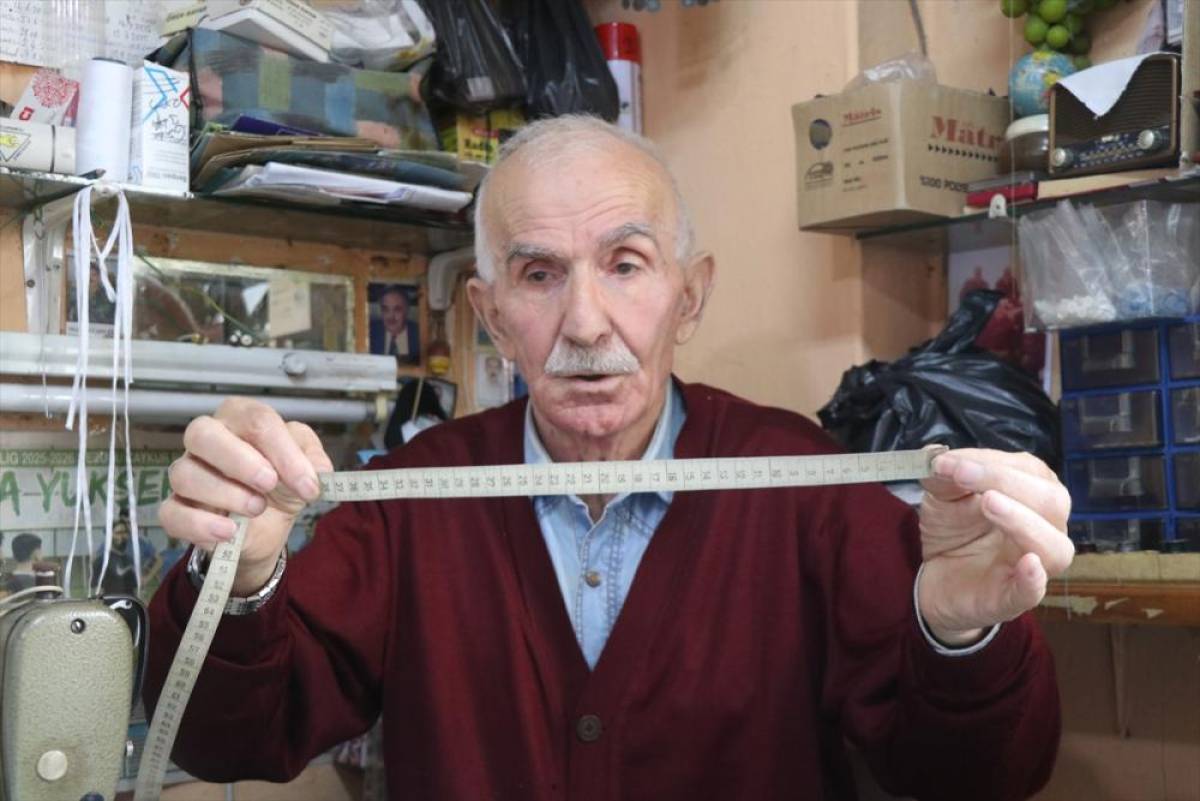 Rize'de "Yılın Ahisi" seçilen terzi, 62 yıldır mesleğini sürdürüyor