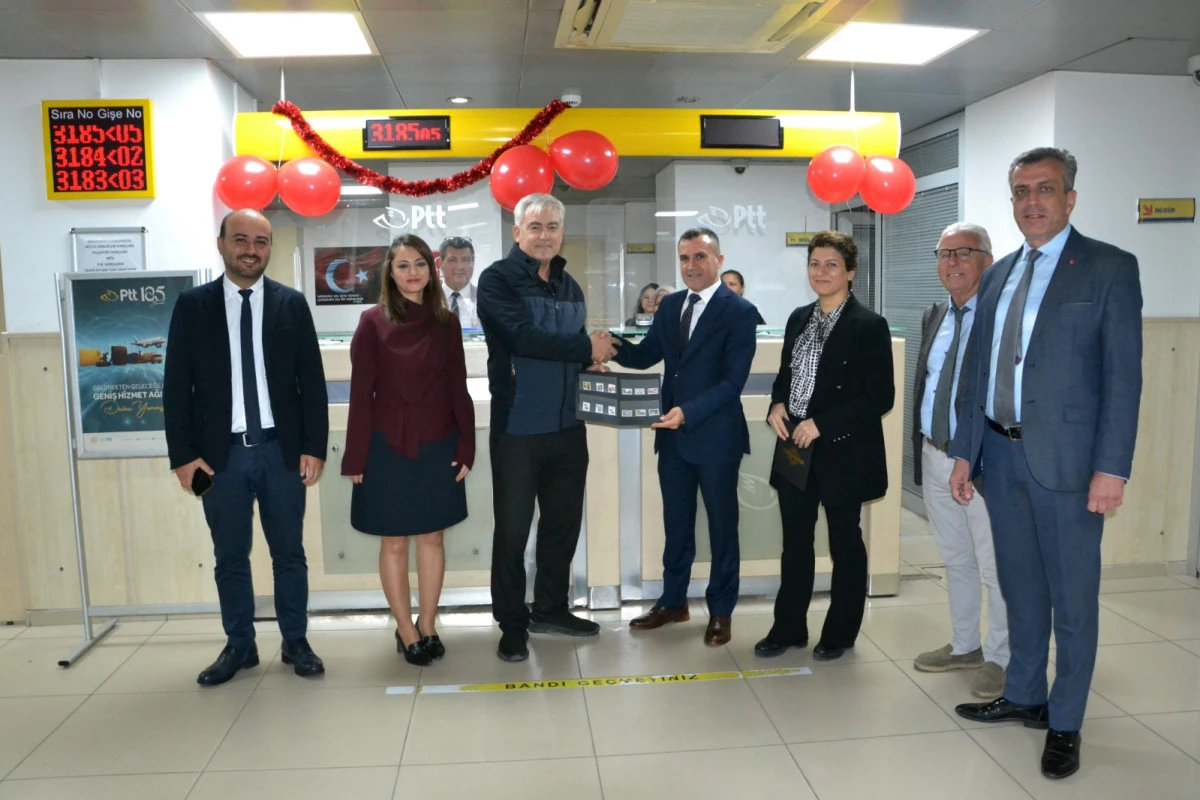 PTT, Manisa'da 185. Müşterisine Pul Kataloğu Hediye Etti
