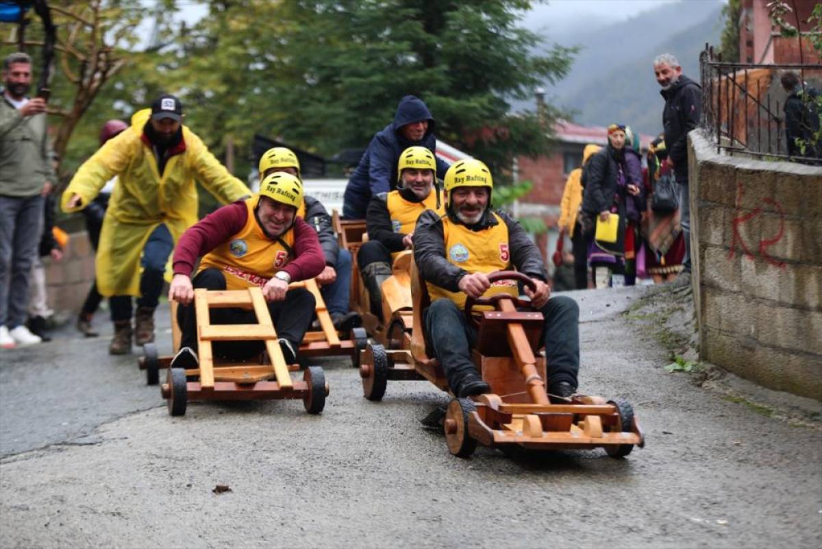 Rize'de tahta arabalar yağmura rağmen "Laz Ralli"de yarıştı