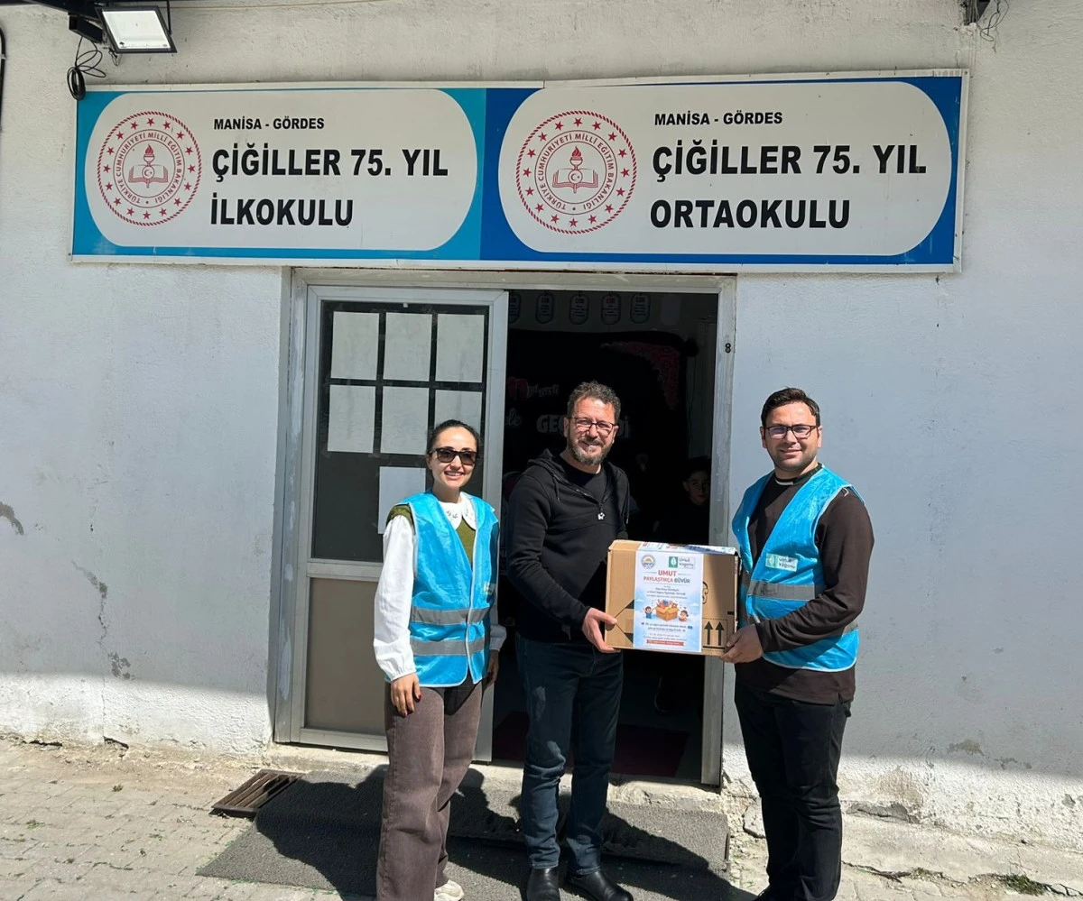 Öğretmenler ve öğrencilerden anaokuluna oyuncak katkısı