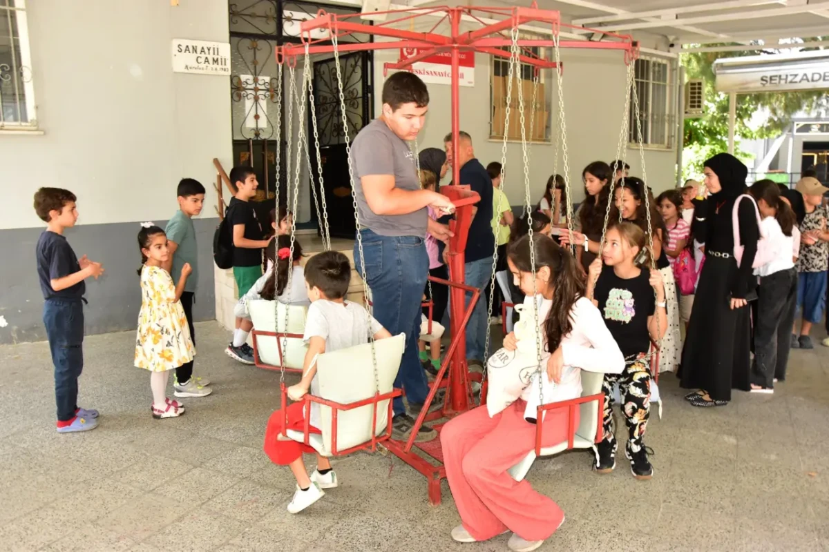 Minikler kurslarda Kur’an öğreniyor yaz tatilinin tadını çıkarıyor