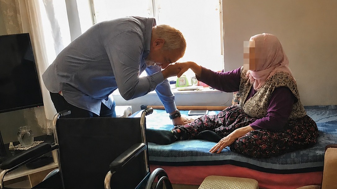Manisa'lı hayır sever iş insanı Anıl yardımseverliği ile gönüllere taht kuruyor