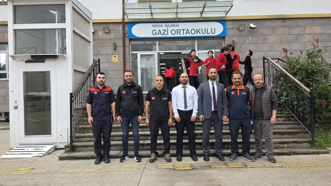 Bulancak Gazi Ortaokulu’nda öğrenciler deprem anını uygulamalı öğrendi