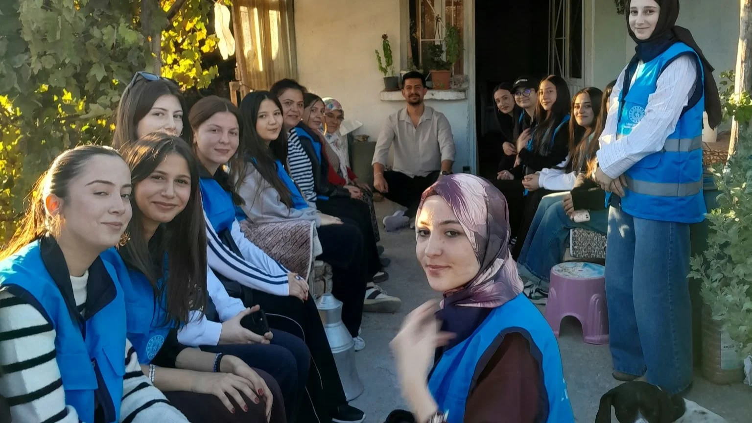 Üniversiteli gençler komşu kapısı çalıp gönül köprüsü kurdu