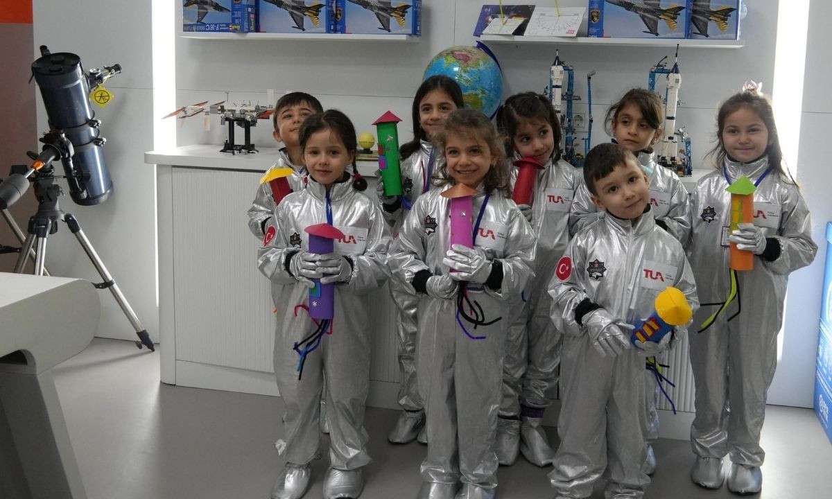 Miniklerden uzay ve bilimi yerinde öğrendi! 