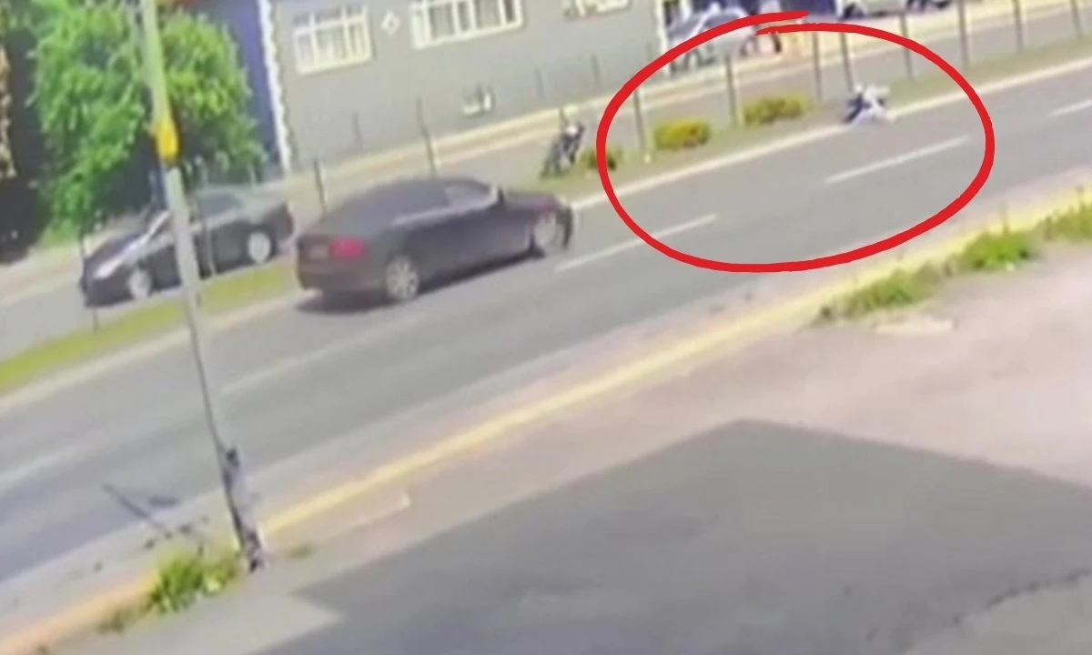 Motosiklet havada takla attı, sürücü metrelerce sürüklendi