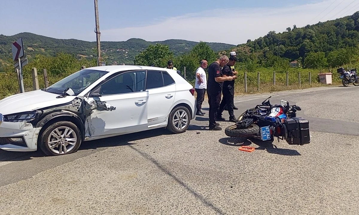 Jandarma Motosiklet ve Otomobil Çarpıştı