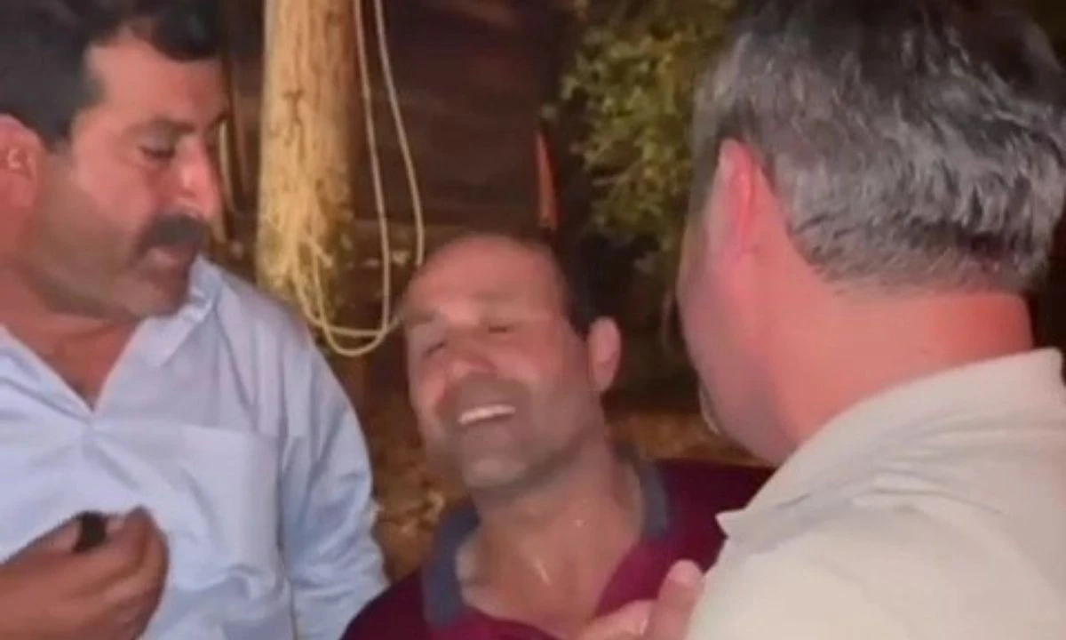 Alevlerin sardığı köye giren başkan Özkan , vatandaşları böyle ikna etti