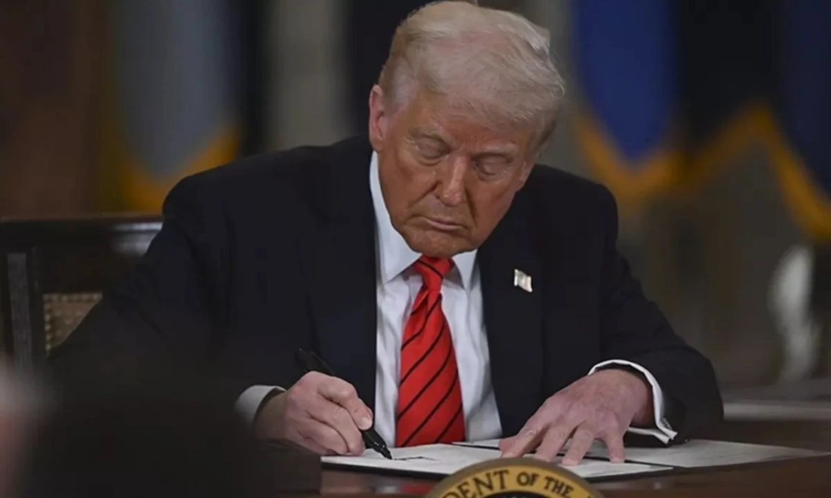 ABD Başkanı Donald Trump, yeni tarife uygulamasına geçti