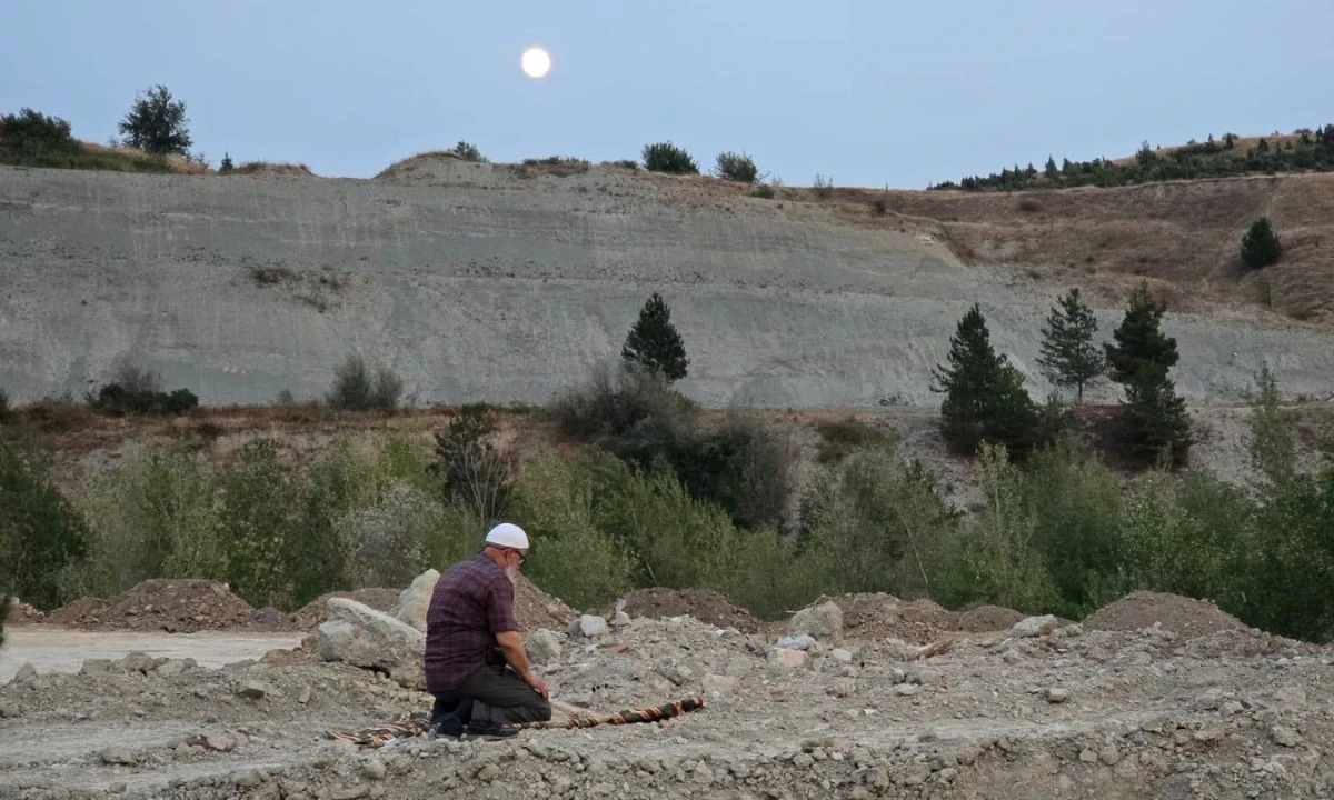 Ahmet Yılmaz Yangından Kaçtı, Tepede Namaz Kıldı