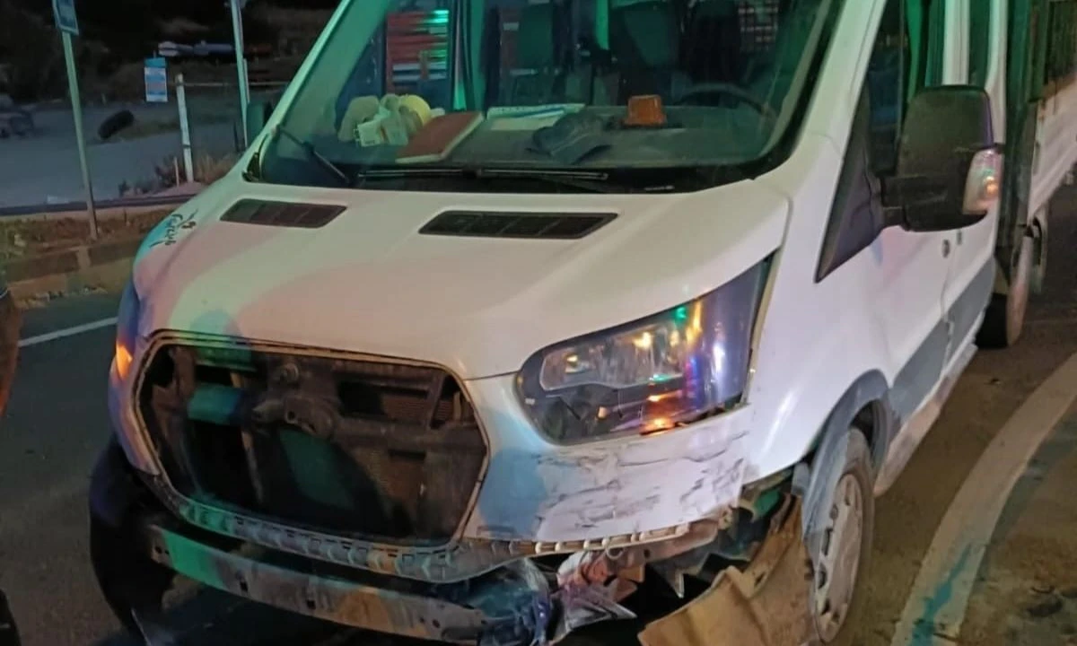 Kaza: Kamyonet Otomobil Çarptı, 2 Yaralı
