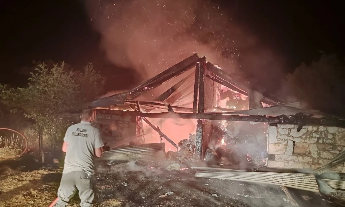 Samanlık Kül Oldu