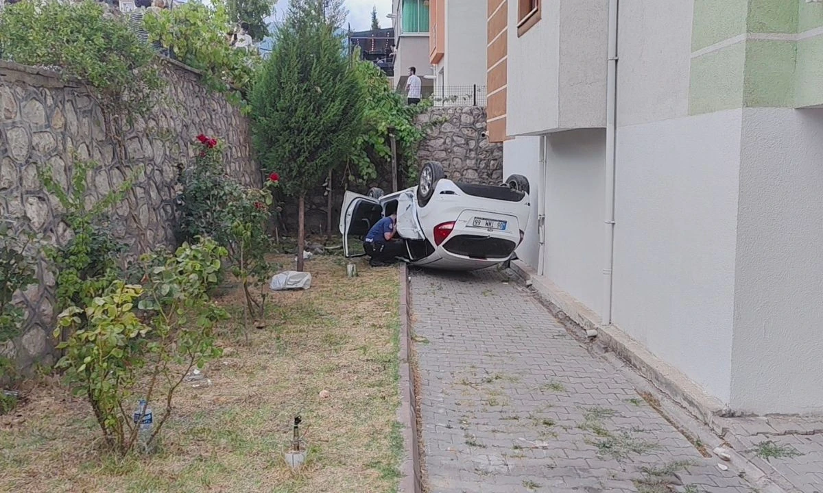 Otomobil Hafif Ticariyle Çarpıştı, Bahçeye Uçtu