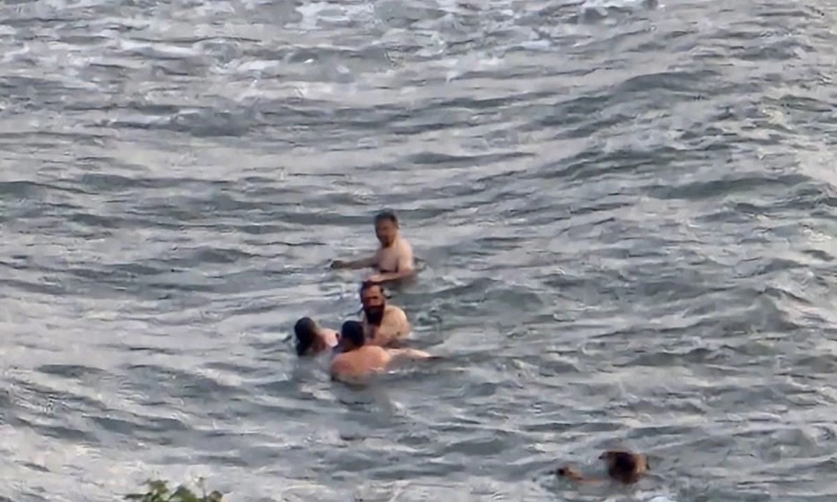 Vatandaşlar 3 Kadını Deniz Tehlikesinden Kurtardı