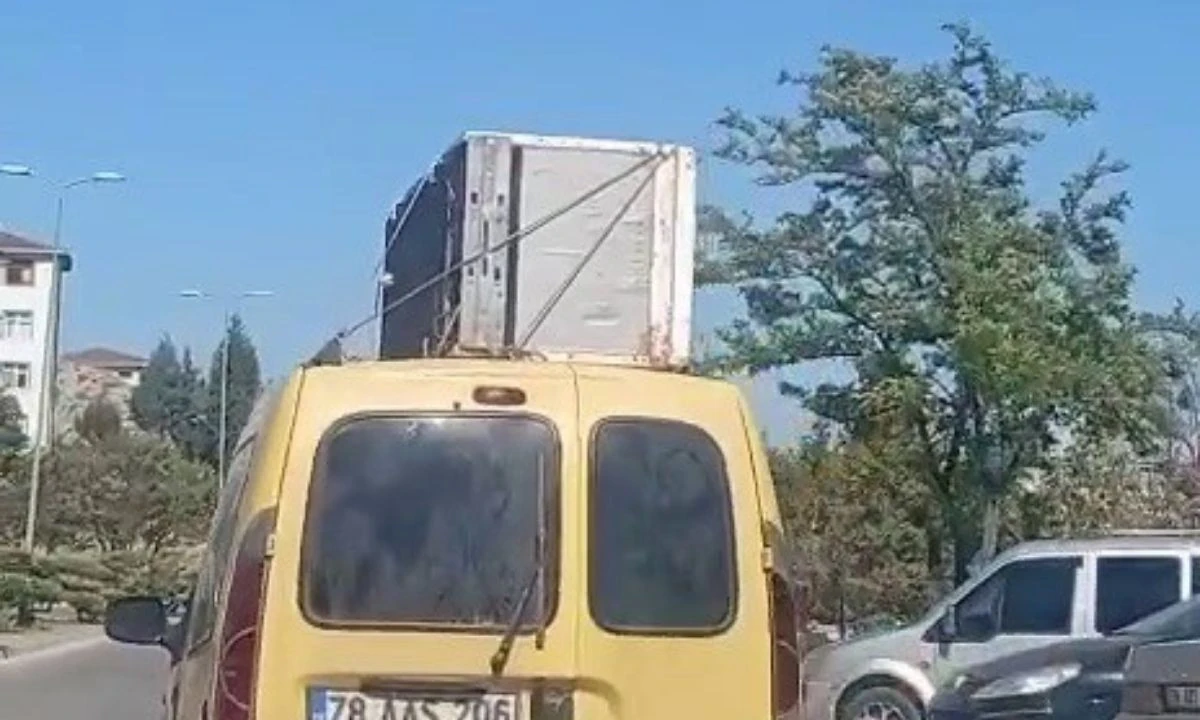 Tavanında buzdolabı taşıyan araca ceza kesildi