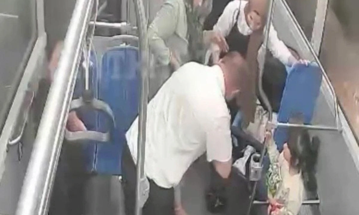 Otobüs Şoförü Heimlich Manevrasıyla Boğulan Çocuğu Kurtardı