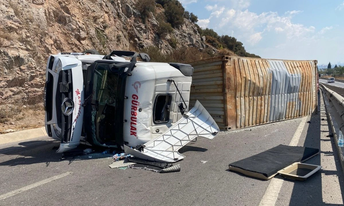 Tır Kazası İstanbul Yolu Kapandı