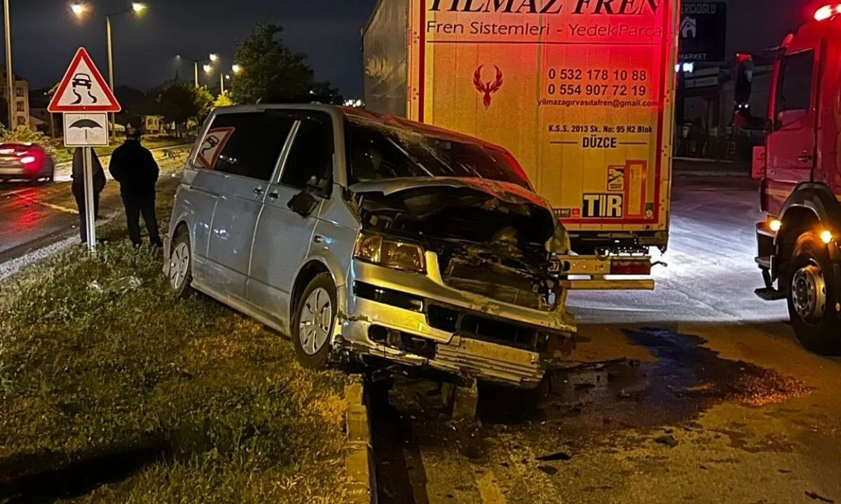 Panelvan sürücüsü D-100'de direksiyonu kaybetti.