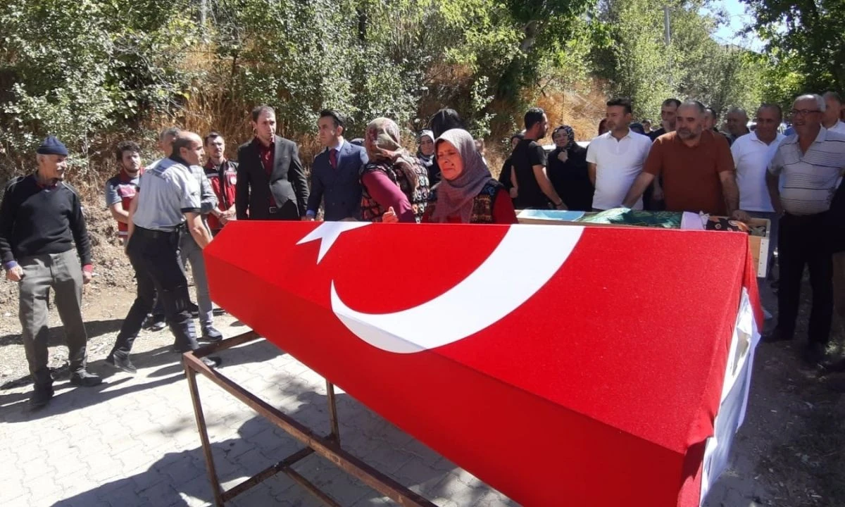 Duygusal Veda 5 Bin Kişi Karaman Çiftinin Yasını Tuttu