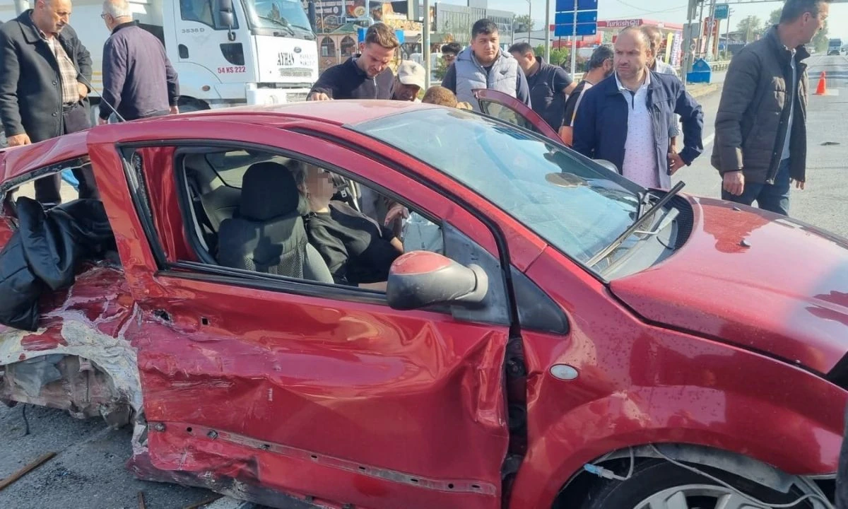 Otomobil Tekerlekleri Fırladı D-100'de Kaza