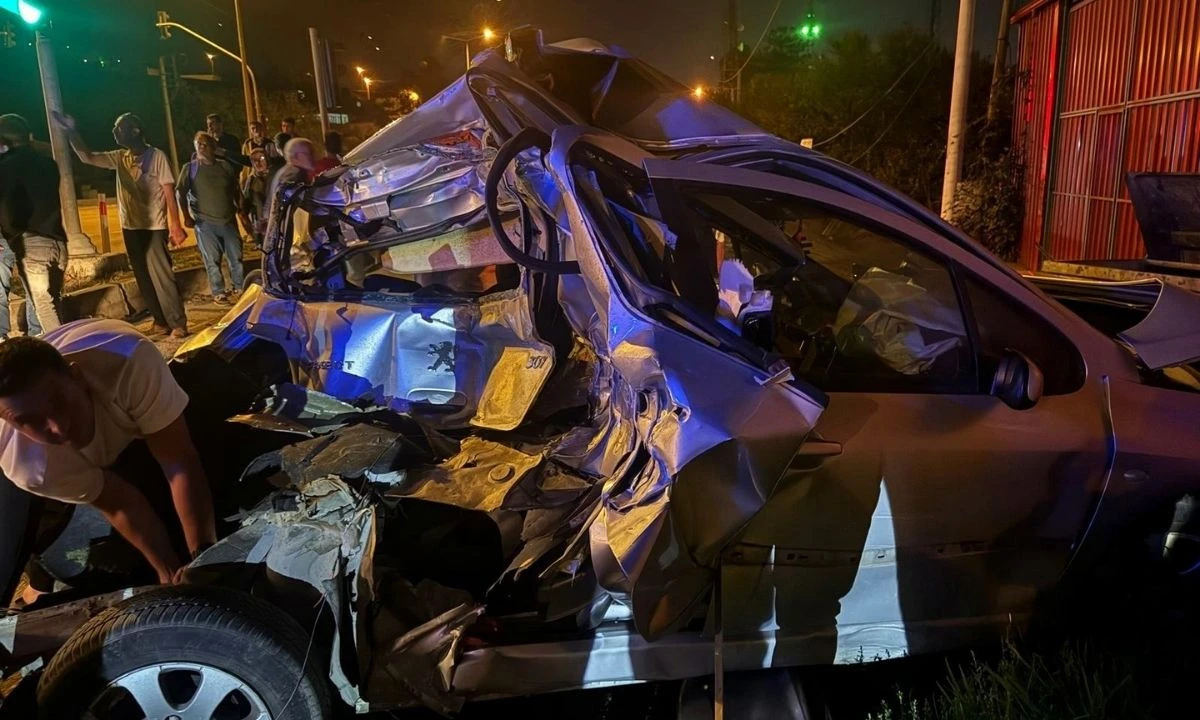 D-100'de Korkunç Çarpışma Araba Ezildi, Sürücü Yaralı