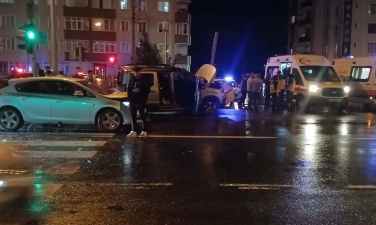 Kaza: 7 Yaralı Ticari Araç Çarpışması