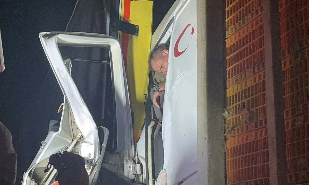 Tavuk Yüklü Tır Arkadan Çarptı, İtfaiye Müdahalesi