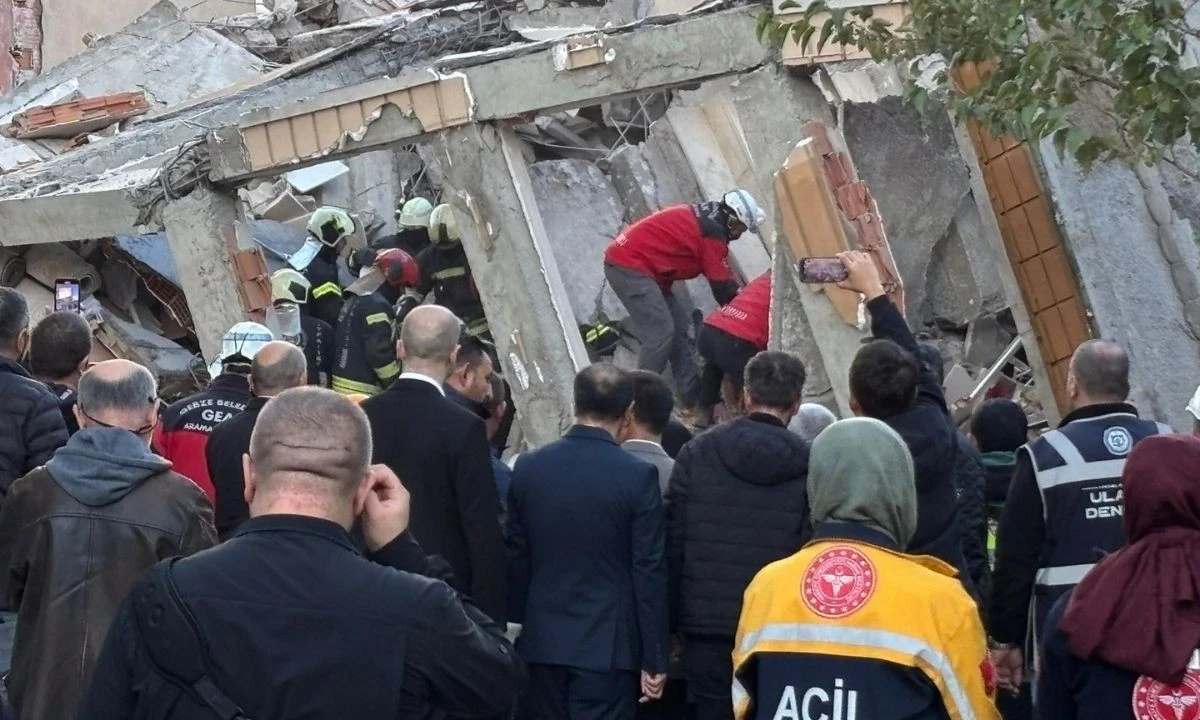 Bina Faciası: Olay yerine çok sayıda arama kurtarma ekibi sevk edildi 