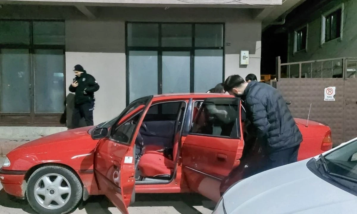 Alkollü Sürücü Panikle Kaldırıma Çekti: Uyuşturucu Bulundu