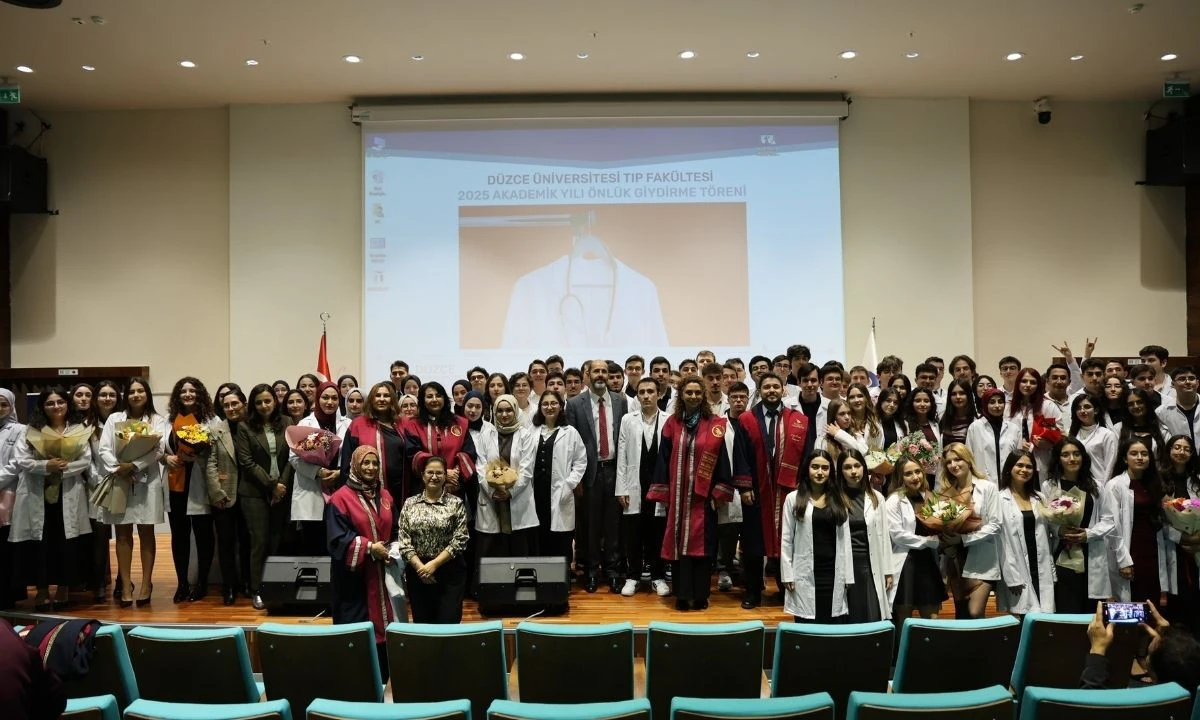 Geleceğin hekimlerine beyaz önlükleri giydirildi