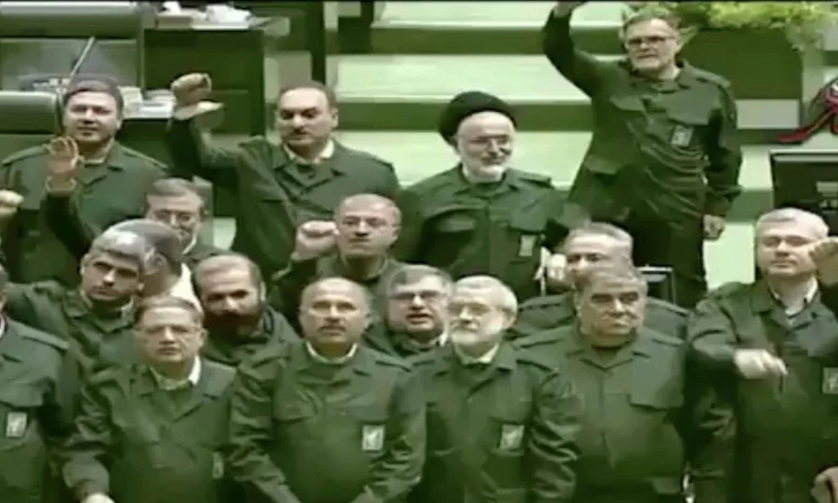 İran Parlamentosu'nda vekiller askeri üniforma giydi: 'Amerika’ya Ölüm' sloganları