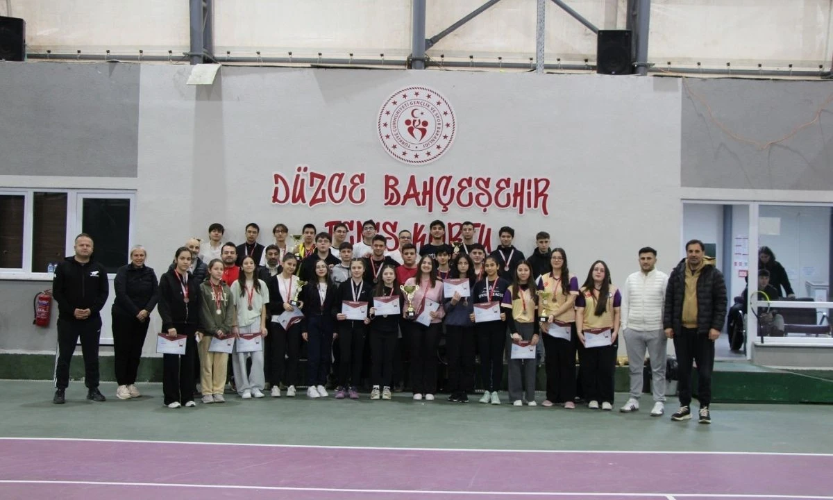 Düzce Genç Kızlar Tenis: Fen Lisesi Kupayı Kazandı