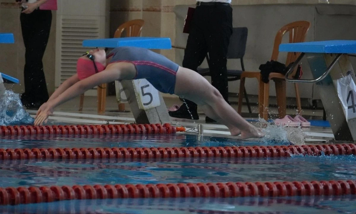 Düzce’de minikler havuza indi! 180 sporcu bayram için yarıştı