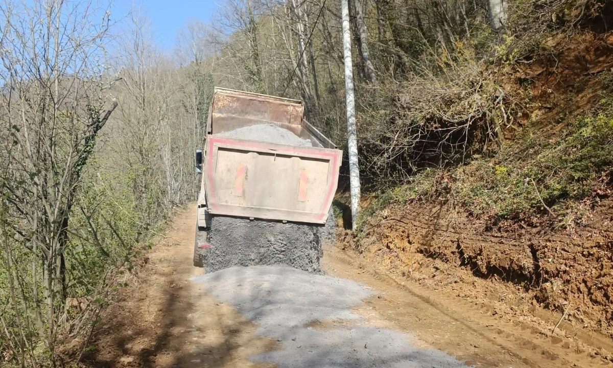 Düzce’de Köy Yolları Yenileniyor! Bekiroğlu’nda Parke Çalışması Sürüyor