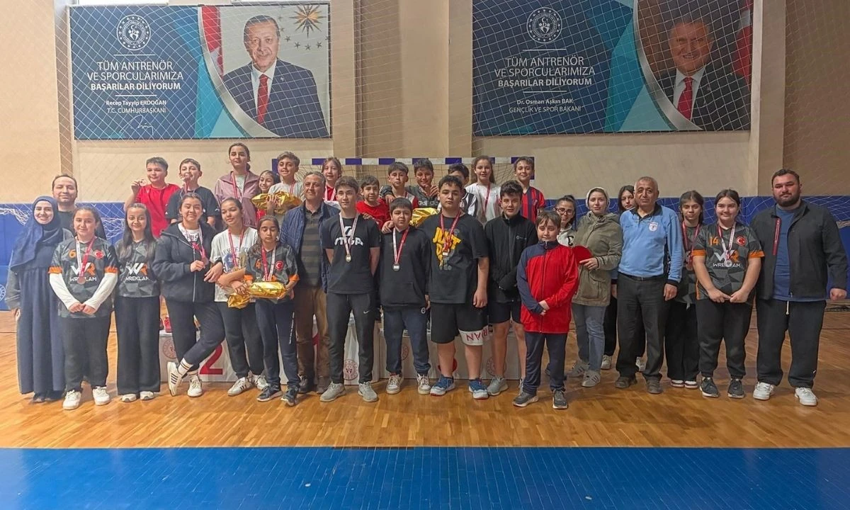 Düzce’de 23 Nisan Turnuvası Tamamlandı! 100 Sporcu Raket Salladı