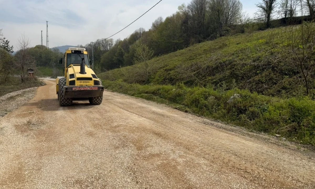 Düzce’de Ulaşım İçin Yeni Adım! Köy Yolunda Sıcak Asfalt Çalışması