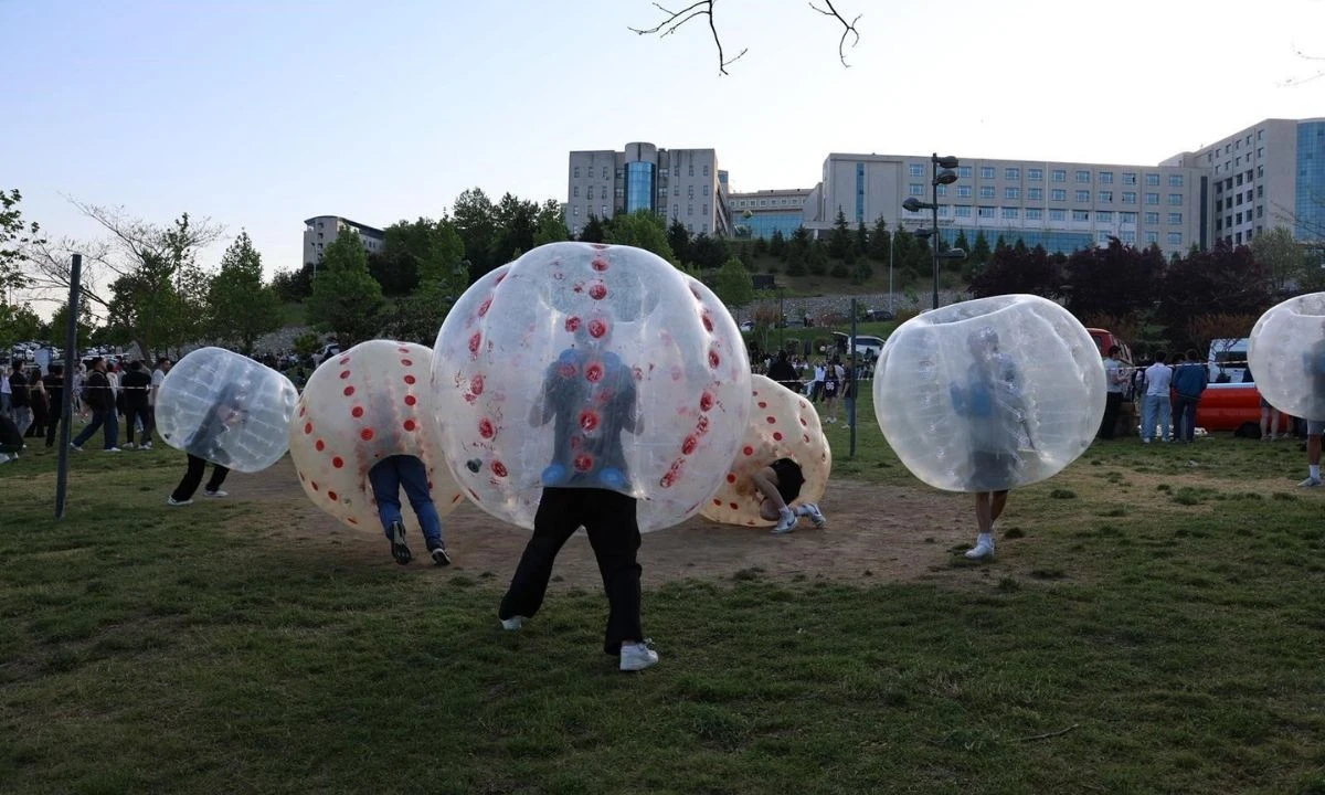 DÜFest 2026 Coşkuyla Başladı! Düzce Üniversitesi’nde Festival Alanı Dolup Taştı