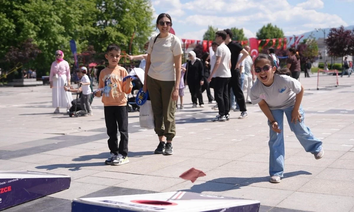 Düzce’de Gençlik Haftası Coşkusu Başladı! Anıtpark’ta Spor ve Sanat Buluşması