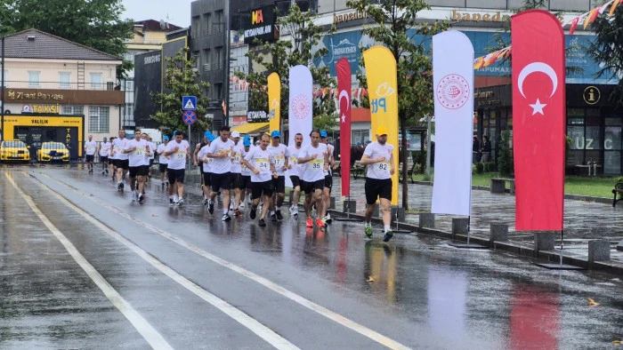 Düzce'de sağanak altında "Postacı Yürüyüşü Türkiye Finali" heyecanı..