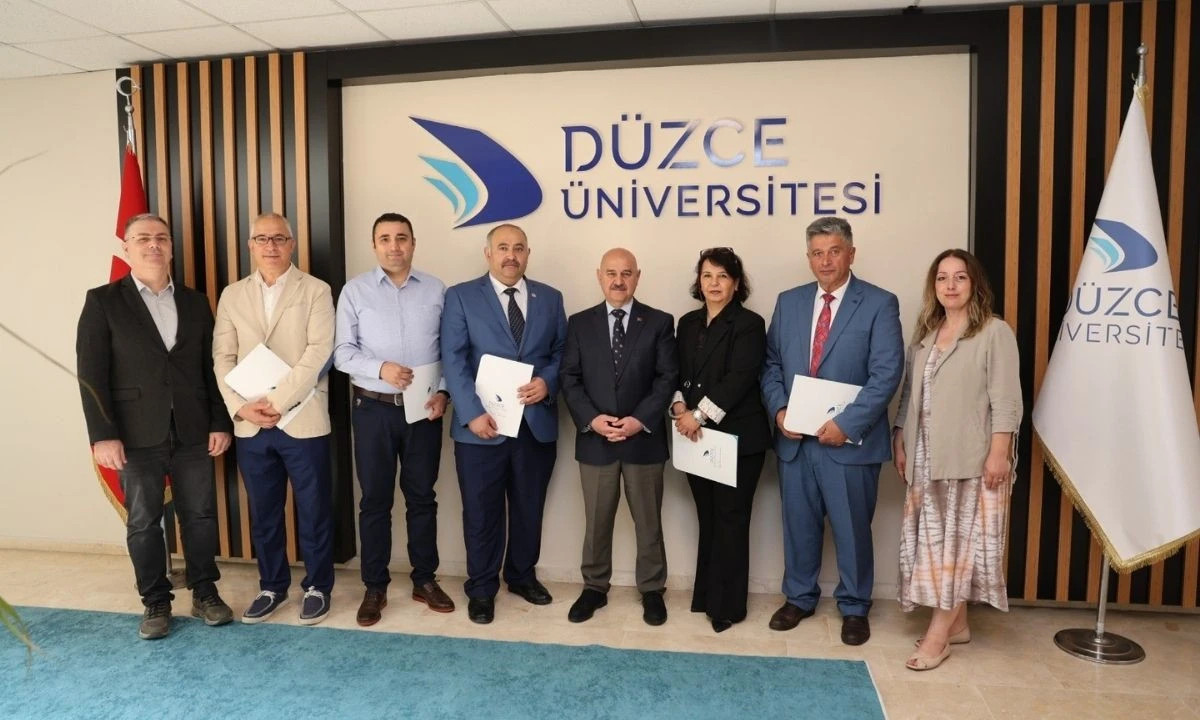 Düzce Üniversitesi’nde Başarı Ödülü! Personellere Belgeleri Takdim Edildi