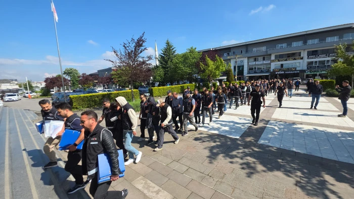 Düzce'de staj dolandırıcılığı yaptığı iddia edilen 21 kişi adliyeye sevk edildi...