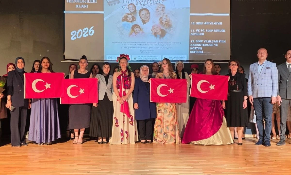 Yeşilçam Rüzgarı Düzce’de Esti! Öğrencilerin Defilesi Büyük Beğeni Topladı