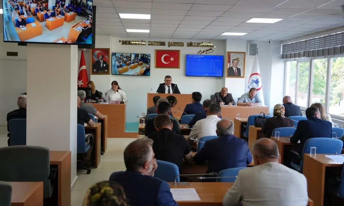 Düzce Belediye Meclisi’nde Dikkat Çeken Gündem: Pazaryerine Güneş Enerjisi Geliyor