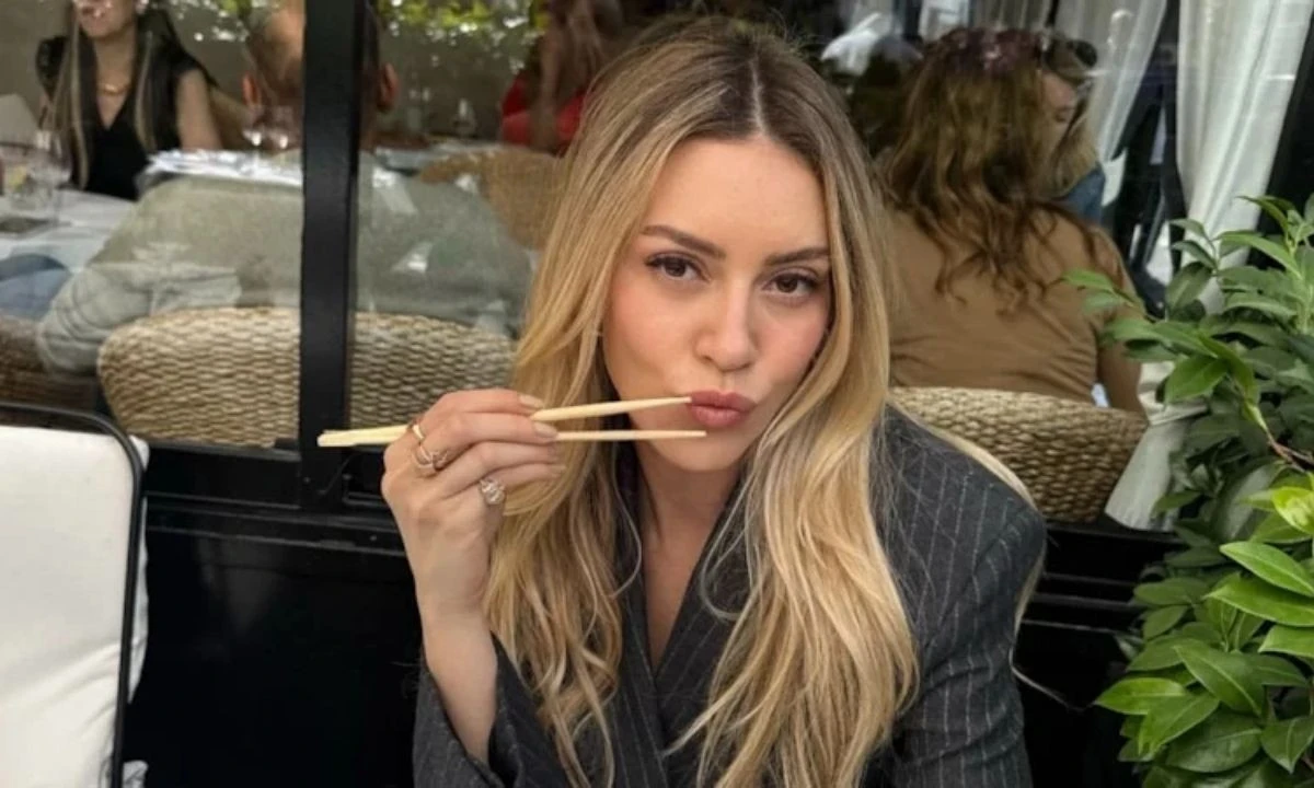 Sinem Kobal Fransa'da! Tarzıyla beğeni topladı