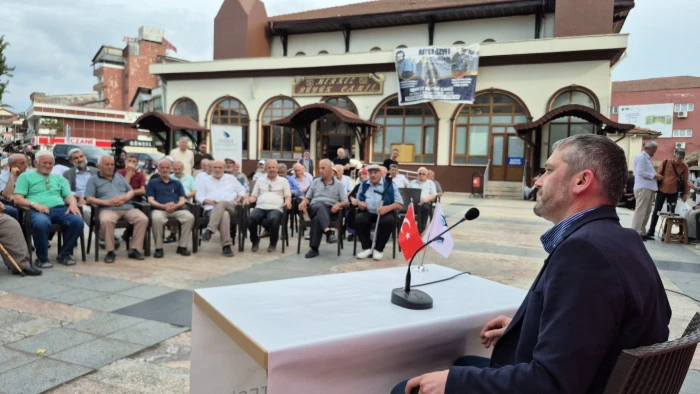 Doç. Dr. Dursun Baba, camiden çıkan cemaate prostat hastalıkları ile ilgili bilgiler verdi