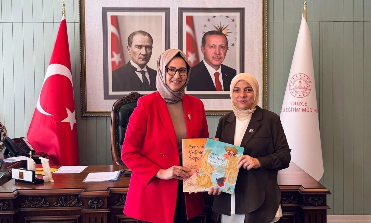 Düzceli Öğretmen Kitaplarını İl Milli Eğitim Müdürü Özer’e Takdim Etti