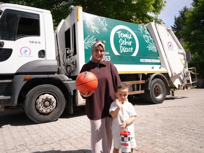 HER GÜN SELAMLADIĞI ÇÖP KAMYONU KAPISINA GELDİ
