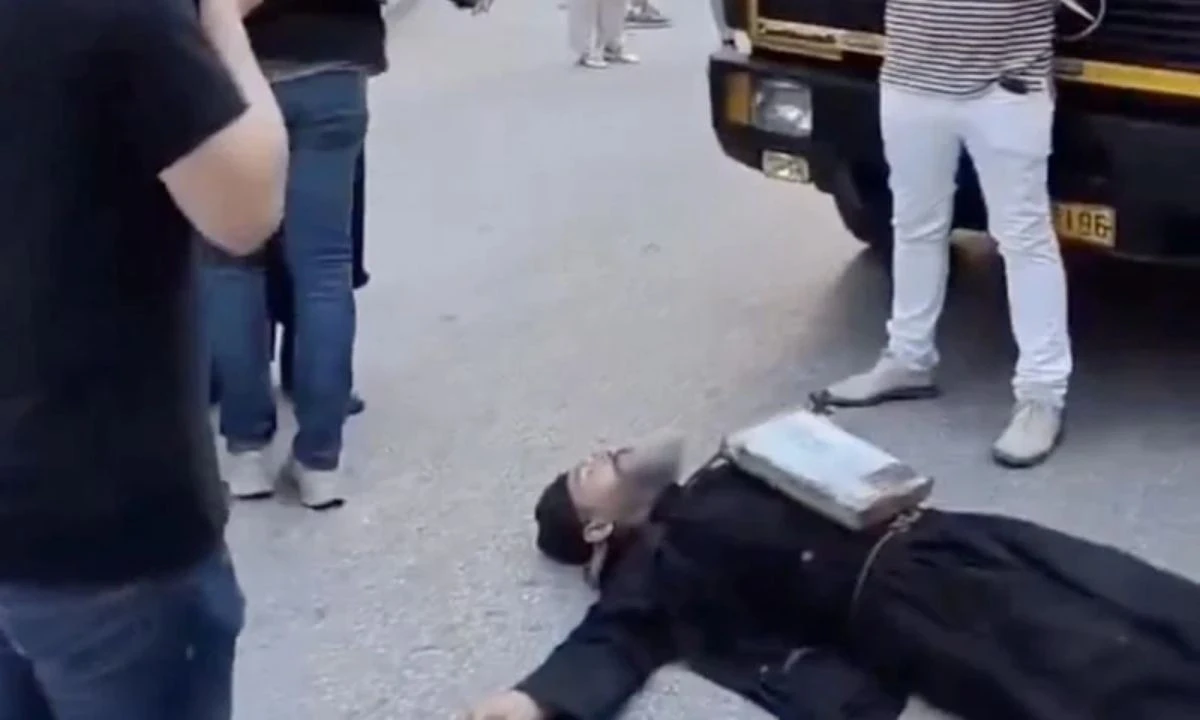 Yunanistan'da bir rahip yola yatarak LGBT törenini engelledi