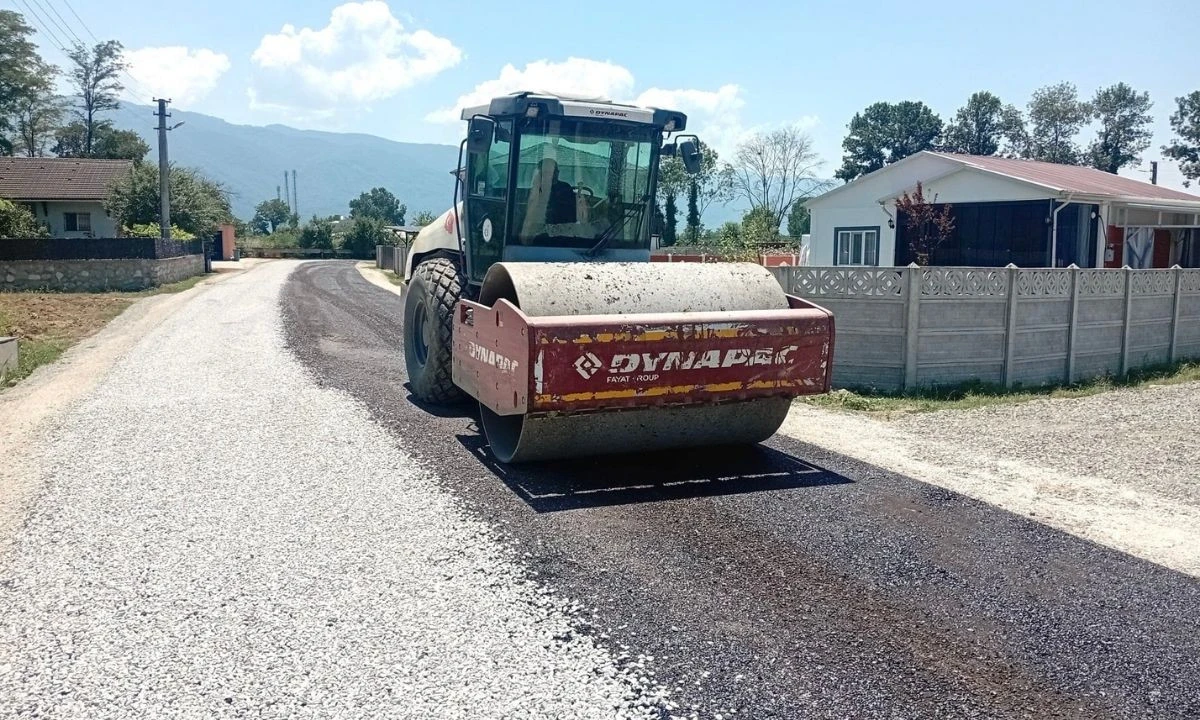 Küçükahmetler Köyü'nde Sathi Kaplama Çalışmaları Tamamlandı