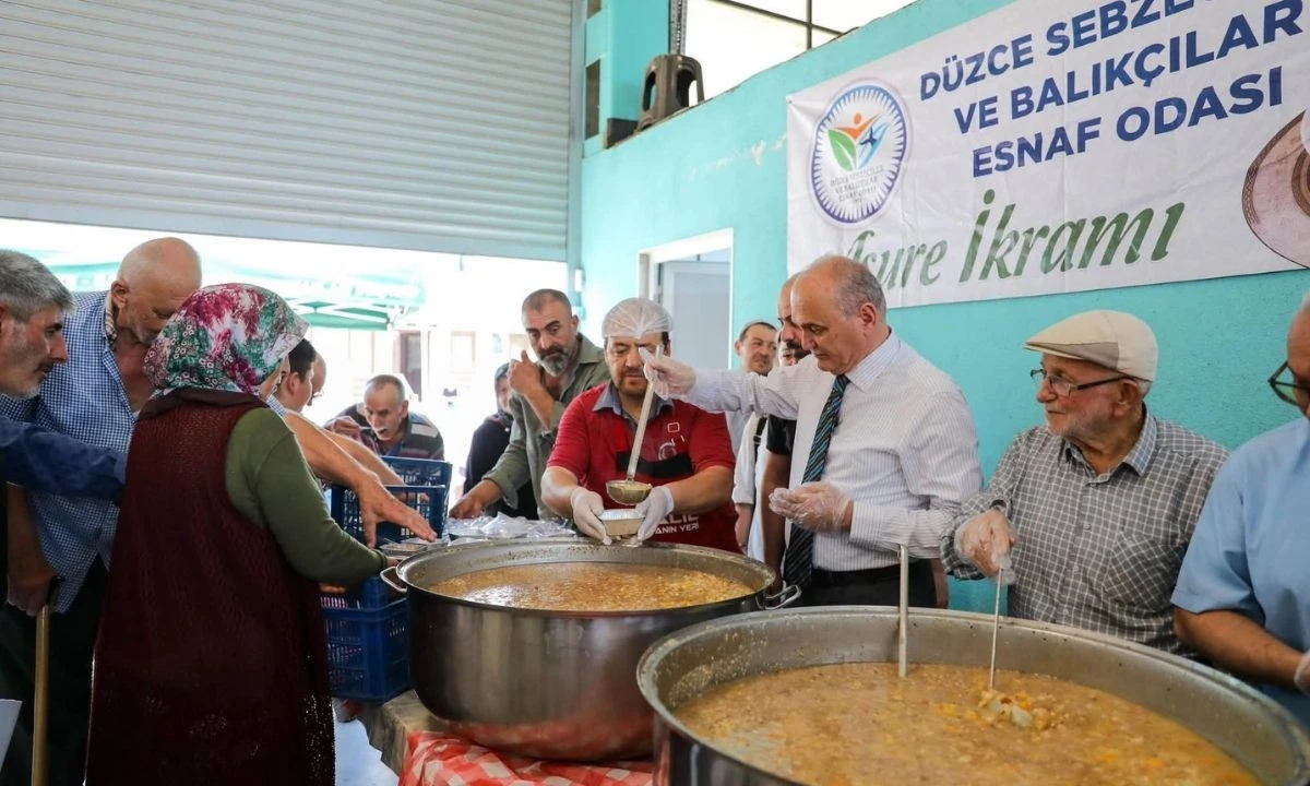 Düzce Pazar Yerinde Aşure Bereketi Paylaşıldı